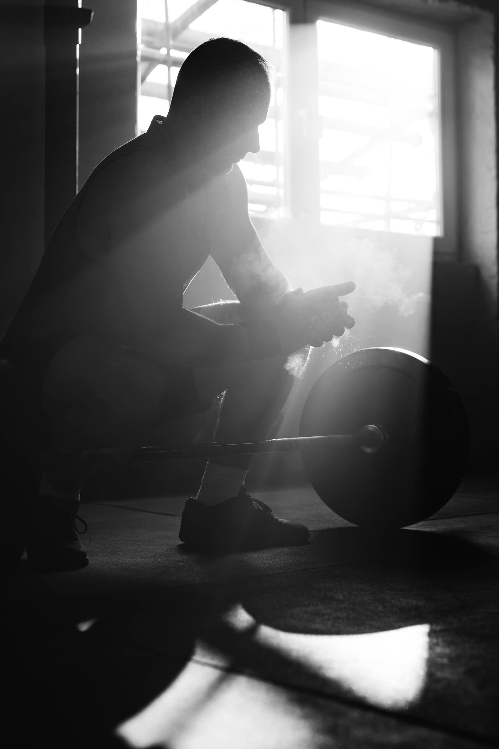 Utøver klargjør grepet med magnesium før et tungt løft